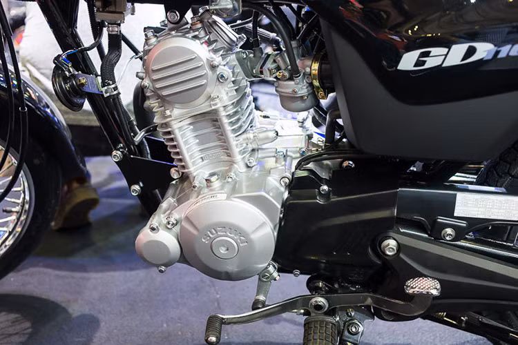 GD110 được hãng xe máy Suzuki trang bị động cơ 1 xy lanh, SOHC, dung tích 112,8 cc, làm mát bằng không khí. Động cơ này vẫn sử dụng công nghệ chế hòa khí truyền thống chứ chưa phải loại phun nhiên liệu điện tử như nhiều mẫu xe máy côn tay mới hiện nay trên thị trường của các đối thủ đồng hương như Honda hay Yamaha.