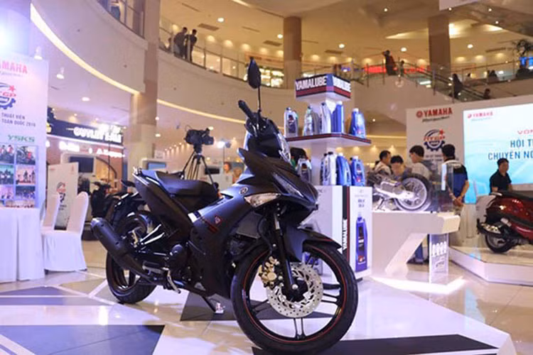 Sở hữu màu đen nhám được coi là cách mà Yamaha cập nhật xu thế thời trang vốn thường bắt gặp trên các dòng xe thể thao, siêu xe và đặc biệt là phong cách cá nhân hoá của người chơi xe hiện nay.