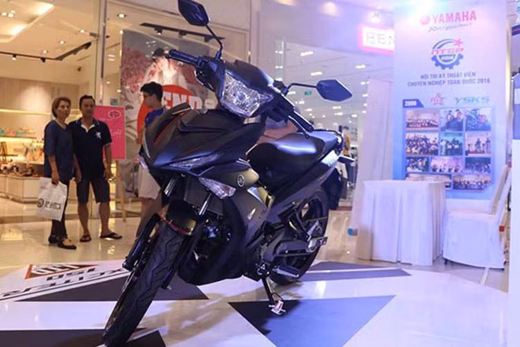  Exciter 150 Matte Black, mẫu xe côn tay cỡ nhỏ vừa được Yamaha Việt Nam ra mắt vào đầu tháng 7 vừa qua với dàn áo mới sử dụng tông màu tổng thể đen nhám cùng nhiều đường cắt màu đỏ nổi bật... đã chính thức được bán ra tại thị trường.