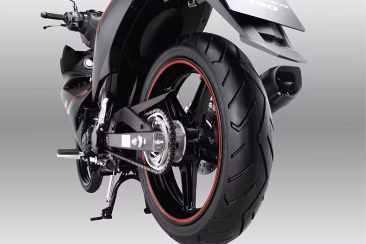 Phiên bản Exciter Matte Black ngoài dàn áo ra không có nhiều thay đổi ở kết cấu cũng như cỗ máy. Cụ thể xe vẫn mang khối động cơ 150cc, 4 thì, xy-lanh đơn SOHC, làm mát bằng dung dịch và ứng dụng công nghệ phun xăng điện tử độc quyền của Yamaha.