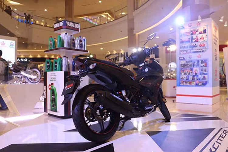 Yamaha Exciter 150 Matte Black là phiên bản đặc biệt và là phiên bản thứ 5 làm phong phú thêm sự lựa chọn cho những tín đồ của dòng xe côn tay cỡ nhỏ underbone vốn được mệnh danh The King of Street tại thị trường Đông Nam Á.