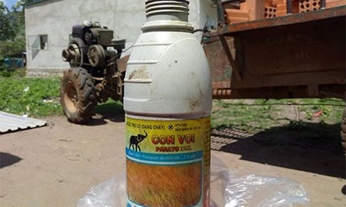 Chai thuốc diệt cỏ Y Khim uống tự tử. Ảnh do cơ quan công an cung cấp.