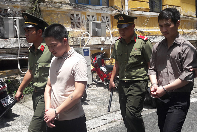 2 bị cáo bị áp giải về trại giam. Ảnh: Nguyễn Diễm.