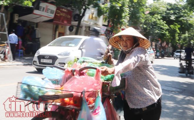 Đỉnh điểm nắng nóng vào lúc giữa trưa và đầu giờ chiều, nhiệt độ ngoài trời có lúc lên đến gần 40 độ C.