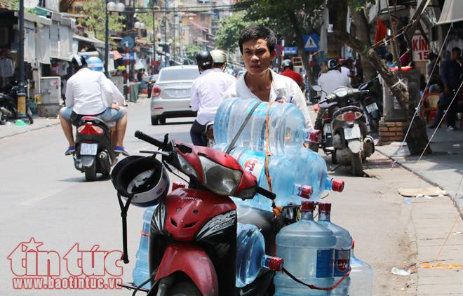 Những ngày nắng nóng, nước uống tinh khiết vô cùng đắt hàng.