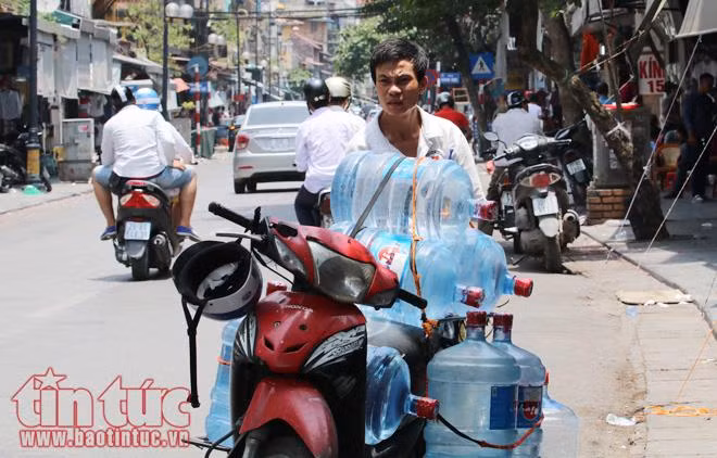 Những ngày nắng nóng, nước uống tinh khiết vô cùng đắt hàng.