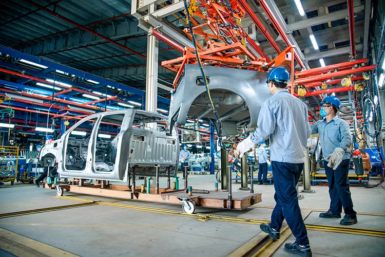 Cụ thể, xưởng Hàn mới (Body Shop) đạt mức tự động hóa lên tới 90%, với hệ thống Interlock giúp kiểm soát an toàn vận hành, quy trình hàn, chất lượng mối hàn đảm bảo 100% không có lỗi. Xưởng Sơn mới cũng được trang bị hệ thống băng tải tự động để vận chuyển xe từ đầu vào đến đầu ra, hỗ trợ tối ưu thời gian và sức lao động. Sử dụng robot hiện đại nhất của tập đoàn Durr (CHLB Đức), quy trình sơn mỗi chiếc xe tại nhà máy sẽ được thực hiện hoàn toàn tự động, đảm bảo chất lượng bề mặt sơn, độ dày và độ bóng theo tiêu chuẩn Ford Motor.