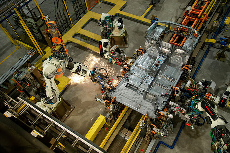 Xuất phát điểm là một chiếc bán tải chủ yếu phục vụ các doanh nghiệp thuộc ngành công nghiệp nặng hay viễn thông, Ford Ranger bán tải cùng 3 thế hệ cải tiến với những nâng cấp về cả công năng và thiết kế trong suốt 20 năm đã đưa chiếc xe này trở thành sự lựa chọn hàng đầu trong phân khúc. Từ đó, vượt qua khuôn khổ của một cỗ máy bán tải, Ranger đã thành công thay đổi thói quen sử dụng xe ôtô của người Việt để trở thành một phương tiện đa dụng, thân thiện không chỉ với các doanh nghiệp, tổ chức mà còn đối với từng cá nhân, gia đình.