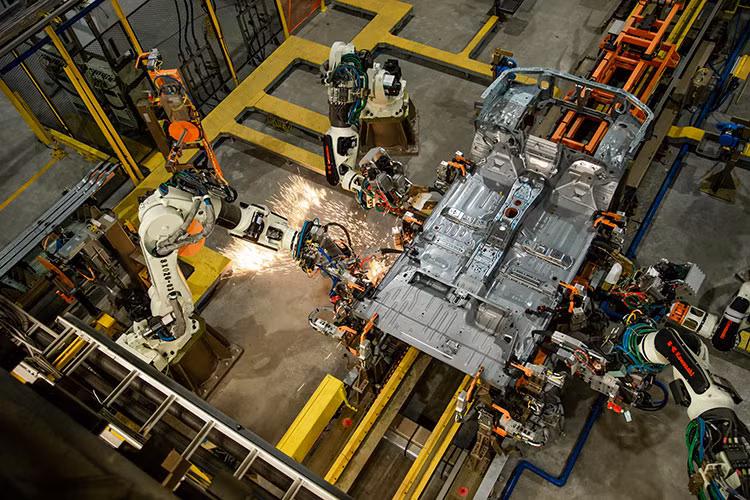 Xuất phát điểm là một chiếc bán tải chủ yếu phục vụ các doanh nghiệp thuộc ngành công nghiệp nặng hay viễn thông, Ford Ranger bán tải cùng 3 thế hệ cải tiến với những nâng cấp về cả công năng và thiết kế trong suốt 20 năm đã đưa chiếc xe này trở thành sự lựa chọn hàng đầu trong phân khúc. Từ đó, vượt qua khuôn khổ của một cỗ máy bán tải, Ranger đã thành công thay đổi thói quen sử dụng xe ôtô của người Việt để trở thành một phương tiện đa dụng, thân thiện không chỉ với các doanh nghiệp, tổ chức mà còn đối với từng cá nhân, gia đình.