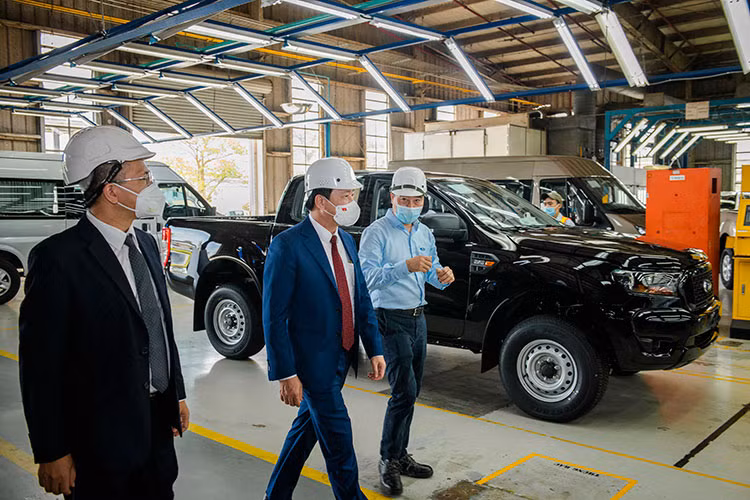 Chúng tôi tự hào khi nói rằng, Ford Ranger là mẫu xe khai mở phân khúc bán tải đa dụng tại thị trường ôtô Việt Nam. Cột mốc 20 năm có mặt tại thị trường với thành tích 100.000 xe của Ranger sẽ là động lực lớn để đội ngũ Ford Việt Nam tiếp tục cố gắng nâng cao chất lượng sản phẩm và dịch vụ để đáp ứng những tiêu chuẩn ngày một cao đến từ khách hàng. - Ông Phạm Văn Dũng, Tổng Giám đốc Ford Việt Nam chia sẻ. 