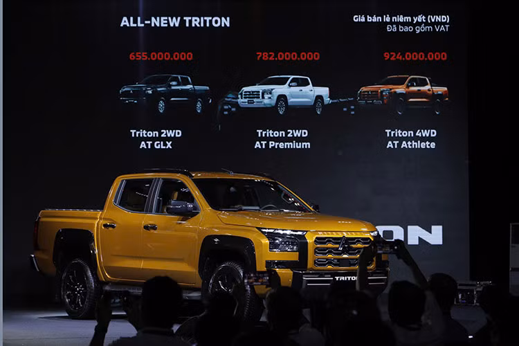 Mitsubishi Triton 2024 tiếp tục sử dụng hệ truyền động hai cầu Super Select 4WD-II với 4 chế độ gài cầu tiêu chuẩn (2H, 4H, 4HLc, 4LLc) và khóa vi sai cầu sau. Chế độ 4H có thể hoạt động như chế độ 4 bánh toàn thời gian (Full-time 4WD).