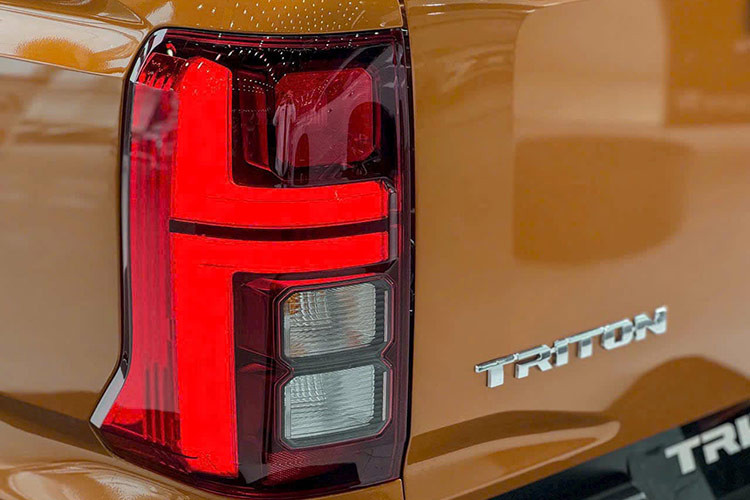 Kéo dài từ đầu đến đuôi của xe là các đường gân dập nổi, cùng ốp vòm bánh cỡ lớn. Cụm đèn hậu LED tạo hình chữ T tương tự đèn pha. Mẫu Triton thế hệ mới cũng có kích thước thùng xe lớn hàng đầu phân khúc với chiều dài, rộng, cao lần lượt là 1.470 x 1.545 x 520mm.