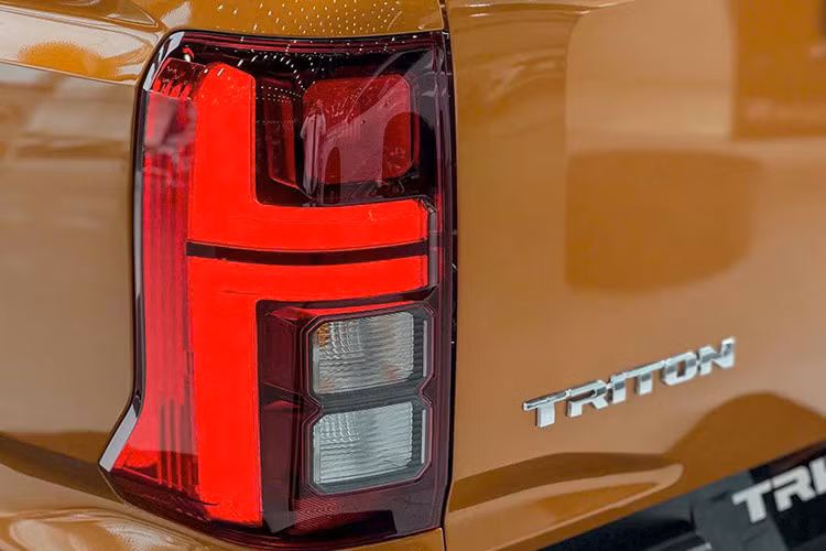 Kéo dài từ đầu đến đuôi của xe là các đường gân dập nổi, cùng ốp vòm bánh cỡ lớn. Cụm đèn hậu LED tạo hình chữ T tương tự đèn pha. Mẫu Triton thế hệ mới cũng có kích thước thùng xe lớn hàng đầu phân khúc với chiều dài, rộng, cao lần lượt là 1.470 x 1.545 x 520mm.