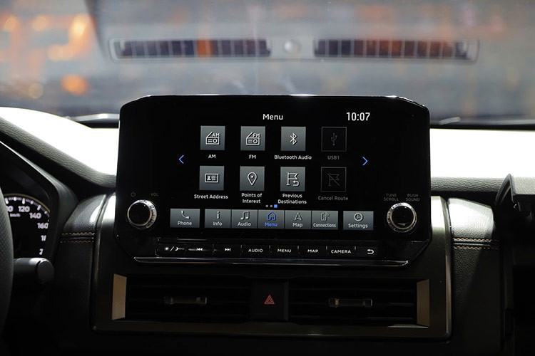 Bề mặt táp-lô, bảng điều khiển trung tâm trải rộng theo phương ngang, sử dụng vật liệu da mềm cao cấp. Ghế ngồi bọc da lộn mềm mại với thiết kế thể thao 2 tông màu ôm sát cơ thể, mang lại cảm giác lái phấn khích và thoải mái tối đa trên mọi hành trình. Ghế lái còn được trang bị khả năng chỉnh điện 8 hướng và điều chỉnh đệm lưng, giúp người lái dễ dàng tìm được tư thế ngồi lý tưởng.