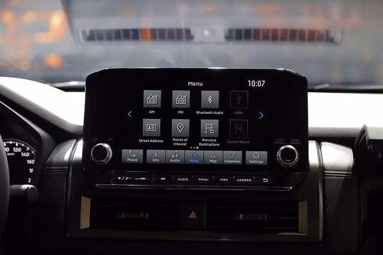 Bề mặt táp-lô, bảng điều khiển trung tâm trải rộng theo phương ngang, sử dụng vật liệu da mềm cao cấp. Ghế ngồi bọc da lộn mềm mại với thiết kế thể thao 2 tông màu ôm sát cơ thể, mang lại cảm giác lái phấn khích và thoải mái tối đa trên mọi hành trình. Ghế lái còn được trang bị khả năng chỉnh điện 8 hướng và điều chỉnh đệm lưng, giúp người lái dễ dàng tìm được tư thế ngồi lý tưởng.