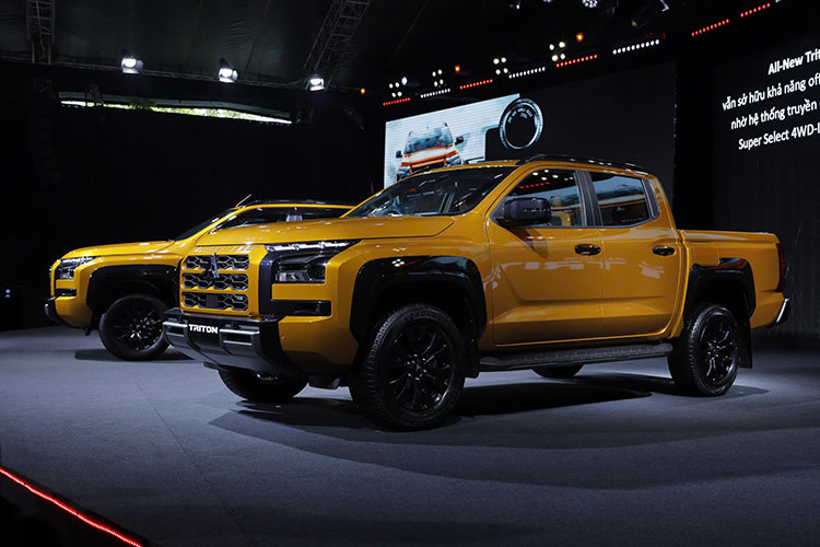 Góc tới của xe 30,4 độ, góc thoát 22,8 độ và khoảng sáng gầm xe 228 mm không chỉ giúp xe dễ dàng chinh phục các cung đường off-road đầy thử thách, mà còn kết hợp cùng bán kính quay vòng chỉ 6,2 m mang đến sự linh hoạt và tự tin khi di chuyển trong đô thị đông đúc. 