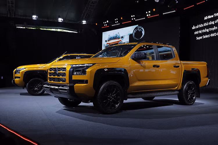 Góc tới của xe 30,4 độ, góc thoát 22,8 độ và khoảng sáng gầm xe 228 mm không chỉ giúp xe dễ dàng chinh phục các cung đường off-road đầy thử thách, mà còn kết hợp cùng bán kính quay vòng chỉ 6,2 m mang đến sự linh hoạt và tự tin khi di chuyển trong đô thị đông đúc. 