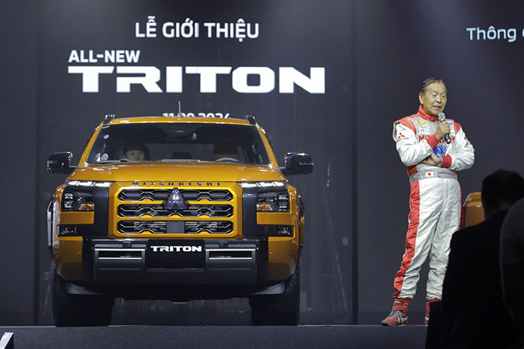 Về ngoại hình, Mitsubishi Triton 2024 tại Việt Nam sở hữu kích thước tổng thể được gia tăng đáng kể, tạo nên diện mạo bề thế và mạnh mẽ, đồng thời mang đến không gian rộng rãi và thoải mái hàng đầu phân khúc. Với chiều dài cơ sở lên đến 3.130 mm, mọi vị trí ngồi đều có không gian để chân thoải mái. 