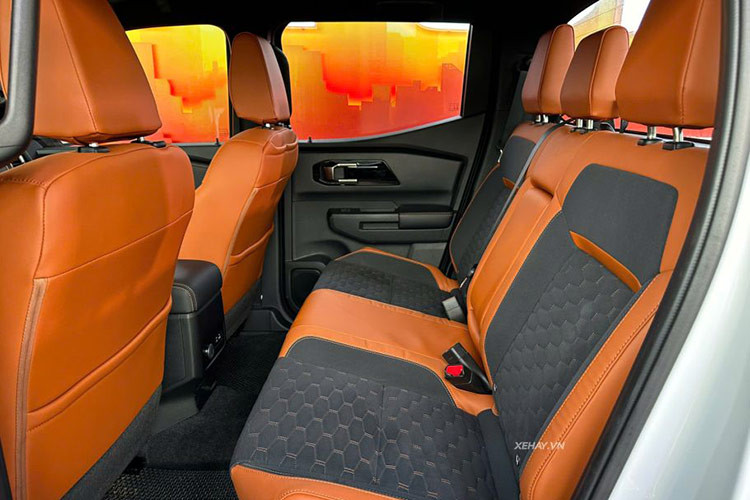 Xe được trang bị hệ thống điều hòa tự động hai vùng độc lập, cho phép người lái và hành khách điều chỉnh nhiệt độ theo sở thích riêng. Tính năng Max Cool giúp làm mát nhanh chóng chỉ với một nút bấm, mang lại cảm giác thoải mái ngay cả trong những ngày nắng nóng. Cửa gió hàng ghế thứ hai bố trí trên trần xe đảm bảo luồng không khí mát mẻ và dễ chịu cho mọi hành khách.