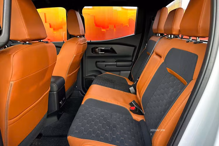 Xe được trang bị hệ thống điều hòa tự động hai vùng độc lập, cho phép người lái và hành khách điều chỉnh nhiệt độ theo sở thích riêng. Tính năng Max Cool giúp làm mát nhanh chóng chỉ với một nút bấm, mang lại cảm giác thoải mái ngay cả trong những ngày nắng nóng. Cửa gió hàng ghế thứ hai bố trí trên trần xe đảm bảo luồng không khí mát mẻ và dễ chịu cho mọi hành khách.