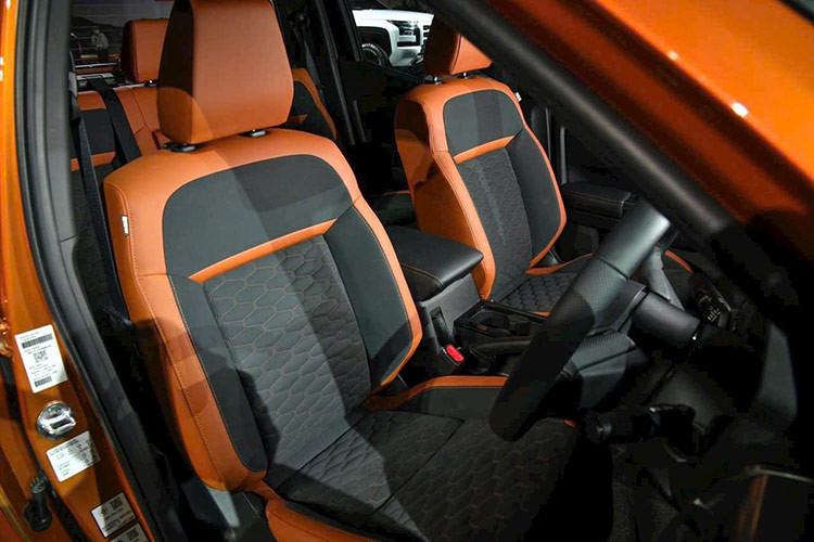 Phía sau vô-lăng, cụm đồng hồ kỹ thuật số 7 inch với giao diện trực quan giúp người lái dễ dàng theo dõi các thông tin quan trọng như tình trạng xe, tốc độ, mức tiêu thụ nhiên liệu và thay đổi chế độ vận hành. Màn hình giải trí đa thông tin kích thước 9 inch chống chói với độ phân giải cao, hỗ trợ kết nối Apple CarPlay không dây và Android Auto,...