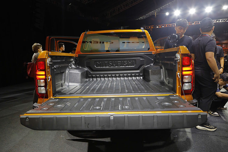 Kích thước thùng xe lớn hàng đầu phân khúc, với chiều dài, rộng, cao lần lượt là 1.470 x 1.545 x 520 (mm), cùng khả năng tải trọng lên đến 740 kg (phiên bản Triton 2WD AT Premium, tải trọng sẽ thay đổi tùy theo phiên bản). Thùng xe còn được trang bị sẵn tấm lót với các rãnh thoát nước và các móc tiện ích, hỗ trợ sắp xếp và bảo quản hàng hóa tiện lợi.