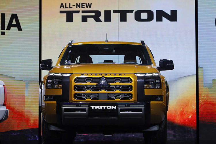 Mitsubishi Triton 2024 có ngoại thất khác biệt rõ rệt đời cũ, vẫn là ngôn ngữ thiết kế Dynamic Shield nhưng theo phong cách hầm hố và thể thao hơn. Xe có lưới tản nhiệt cỡ lớn kết hợp cùng cản trước vuông vức, đi kèm ốp cản sau đồng bộ. Cụm đèn trước LED Projector tích hợp dải đèn định vị ban ngày LED hình chữ L.