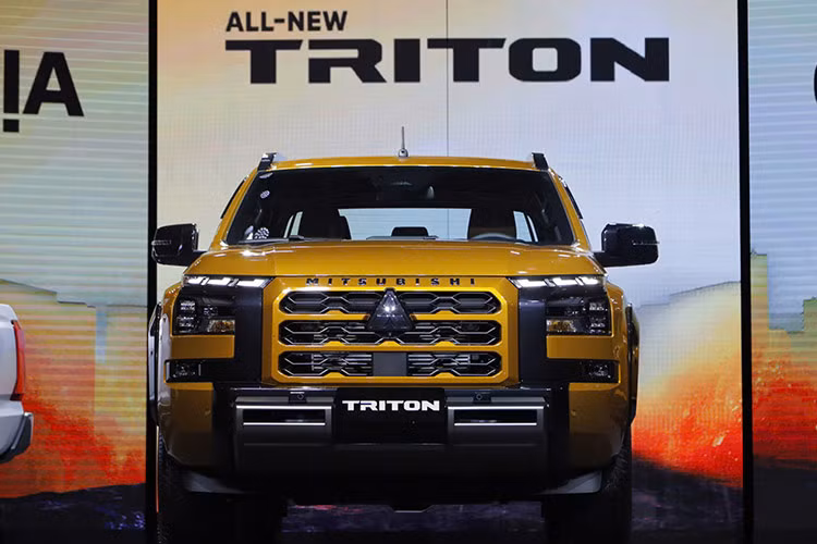 Mitsubishi Triton 2024 có ngoại thất khác biệt rõ rệt đời cũ, vẫn là ngôn ngữ thiết kế Dynamic Shield nhưng theo phong cách hầm hố và thể thao hơn. Xe có lưới tản nhiệt cỡ lớn kết hợp cùng cản trước vuông vức, đi kèm ốp cản sau đồng bộ. Cụm đèn trước LED Projector tích hợp dải đèn định vị ban ngày LED hình chữ L.