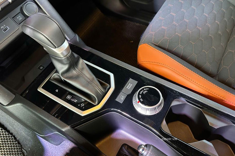 Xe dùng động cơ diesel MIVEC tăng áp kép 2.4L 4N16 mới, công suất 201 mã lực và mô-men xoắn 470Nm, đi kèm hộp số tự động 6 cấp. Cùng đó là 7 chế độ vận hành gồm: Đường trường, Tiết kiệm, Tuyết (Trơn trượt), Sỏi, Bùn, Cát, Đá.