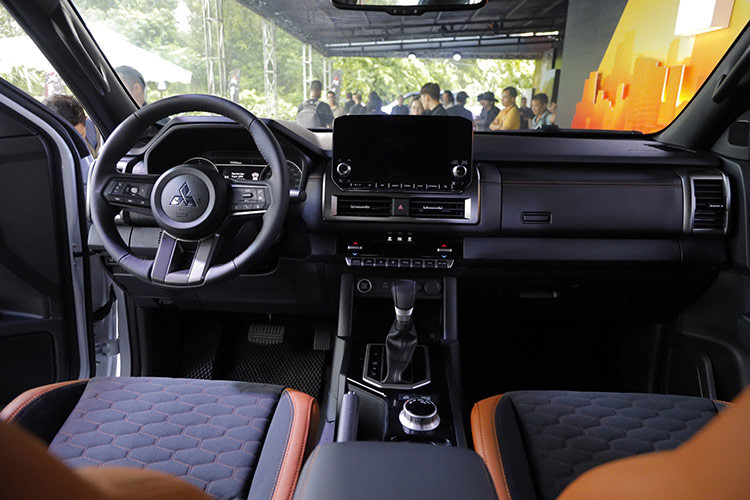 Mitsubishi All-New Triton áp dụng triết lý thiết kế theo phương ngang "Horizontal Axis" đặc trưng mới của Mitsubishi Motors, tạo ra không gian nội thất rộng rãi và hiện đại, mang đến cảm giác chuyên nghiệp thường thấy trên những mẫu xe SUV cao cấp.