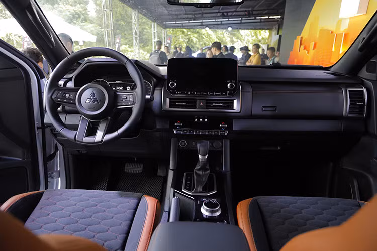 Mitsubishi All-New Triton áp dụng triết lý thiết kế theo phương ngang "Horizontal Axis" đặc trưng mới của Mitsubishi Motors, tạo ra không gian nội thất rộng rãi và hiện đại, mang đến cảm giác chuyên nghiệp thường thấy trên những mẫu xe SUV cao cấp.