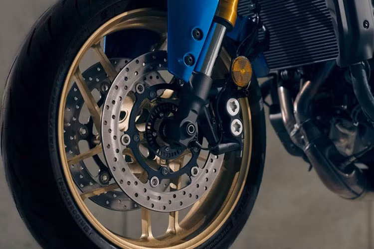 Hệ thống phanh xe cũng là trang bị mới với củ phanh Brembo bắt hướng tâm, tay phanh có thể điều chỉnh vị trí, trong khi đó đĩap hanh đi kèm hệ thống chống bó cứng phanh ABS. Cặp phuộc trước của xe mang thương hiệu Kayaba màu vàng với khả năng hiệu chỉnh, giảm xóc đơn phía sau cũng của KYB nay được bố trí gọn gàng hơn.