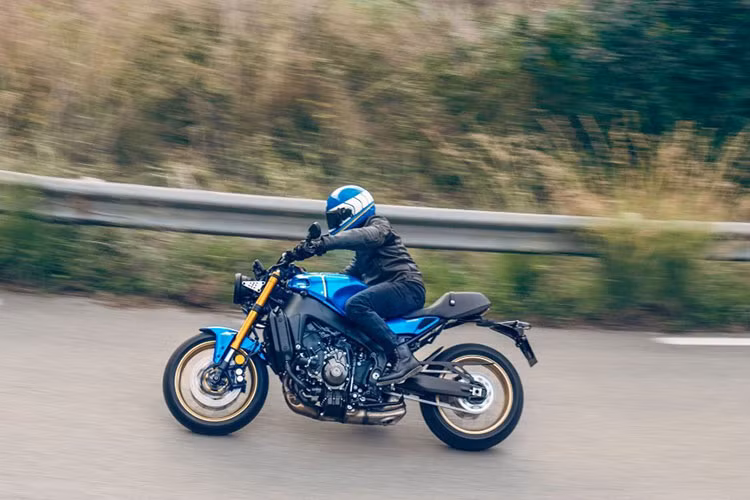 Xe được trang bị sẵn cảm biến IMU 6 trục, hệ thống giám sát hành trình, hệ thống kiểm soát lực kéo cảm biến góc nghiêng, hệ thống kiểm soát độ trượt bánh, hệ thống kiểm soát độ hẫng bánh trước, trong khi đó ga điện tử sẽ có 4 chế độ vận hành. Thông số về vận hành và tính năng điện tử của XSR900 2022 được hiển thị trên màn hình màu TFT 3.5 in hoàn toàn mới.