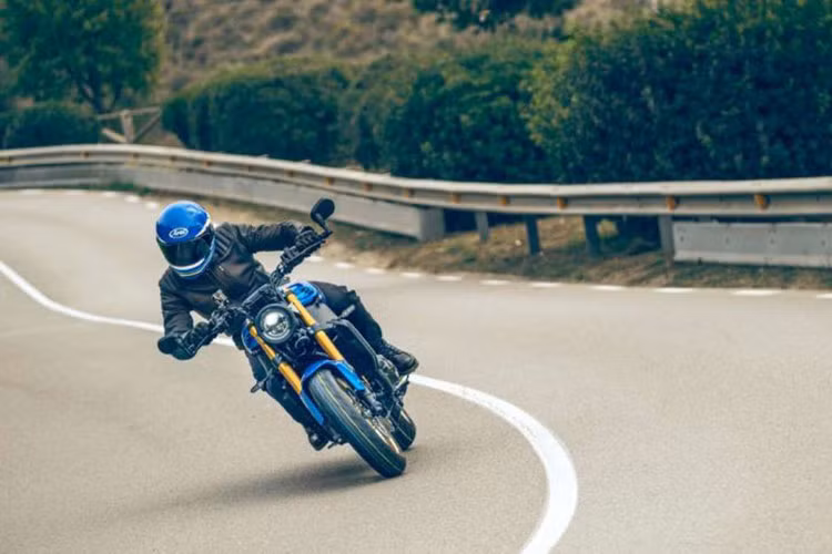 Tại thị trường châu Âu, giá xe Yamaha XSR900 2022 chưa công bố nhưng sẽ có hai tuỳ chọn màu gồm Legend Blue với phuộc và vành mạ vàng, trong khi bản Midnight Black màu đen đi kèm các chi tiết điểm nhấn màu đỏ và phuộc đen.