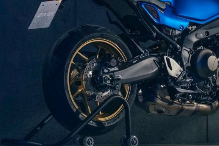 Bộ vành đúc trên XSR900 2022 có trọng lượng nhẹ hơn trang bị cũ 700g, giúp tăng khả năng phản hồi của hệ thống treo, đồng thời giảm quán tính văng ở đuôi xe 11%, tăng cảm giác vào cua và hãm phanh. 