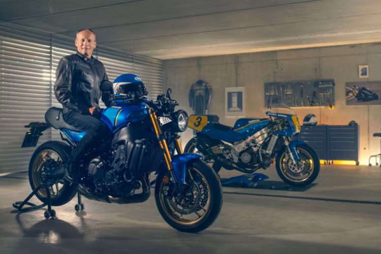 Có thể thấy động cơ của XSR900 2022 đã được nâng cấp khi dung tích xy lanh tăng từ 846 lên 889cc, đồng thời công suất cũng tăng từ 113 lên 117 mã lực, mômen xoắn từ 87 Nm tại 8.500 tăng lên 93 Nm tại 7.000 vòng/phút. Bên trong động cơ là hộp số 7 cấp kèm bộ ly hợp lá trượt và hỗ trợ cùng hệ thống sang số nhanh QuickShift.