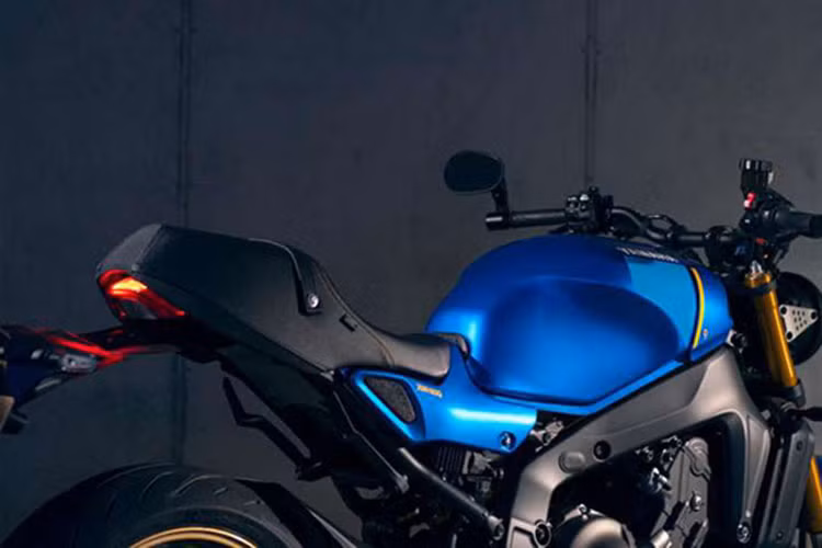 Một thay đổi nữa trên Yamaha XSR900 2022 là vỏ xe đã được nâng cấp với bình xăng mới được thiết kế lấy cảm hứng từ xe đua từ những năm 1980. Với dung tích 15 lít, bình xăng của XSR900 2022 có tạo hình như bình xăng xe đua với phần vát hai bên được lùi về phía sau.