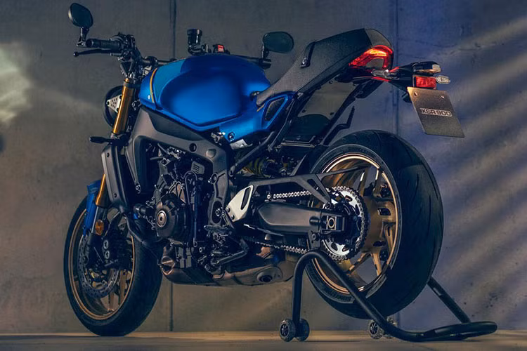 Cụ thể, mẫu xe môtô Yamaha XSR900 2022 mang trên mình màu sơn xanh Legend Blue tương tự như chiếc xe đua YZR-500 mà Christian Sarron sử dụng trong những năm 80 của thế kỷ trước. Ngoài ra, XSR900 còn được Yamaha trang bị cho bộ khung delta box hoàn toàn mới.