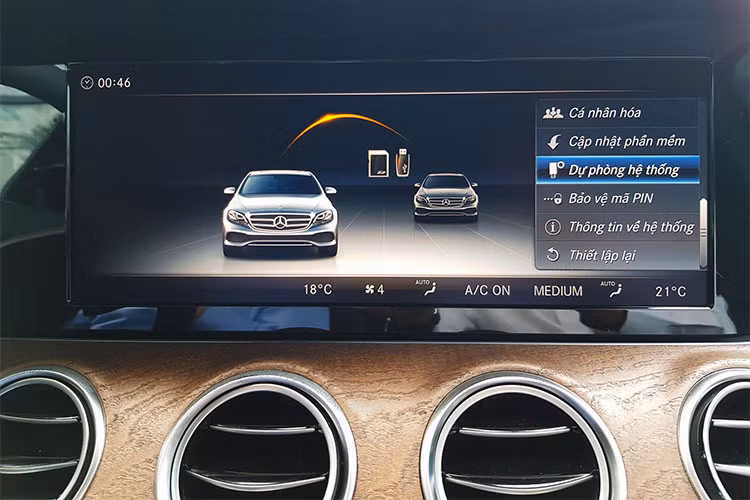 Khu vực bảng điều khiển trung tâm trên E200 2018 cũng được ốp gỗ sang trọng tương tự phần táp-lô, chứ không sử dụng vật liệu nhựa bóng như trước đây. Điều này cũng tạo nên sự đồng nhất, làm cho không gian nội thất đẹp hơn chứ không bị "lạc tông" khi ở trên là gỗ nhưng phía dưới bảng điều khiển.