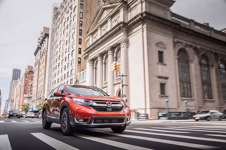 Về thiết kế, CR-V lớn hơn và rộng rãi hơn hẳn phiên bản trước và những đường nét của xe được chăm chút tỉ mỉ để tạo nên một vẻ ngoài rất nam tính và chắc chắn. Động cơ tăng áp 1.5 L trên CR-V được đánh giá cao bởi dung tích nhỏ và tiết kiệm nhưng lại sản sinh công suất mạnh mẽ lên đến 190 mã lực và mô men xoắn cực đại 242 Nm.