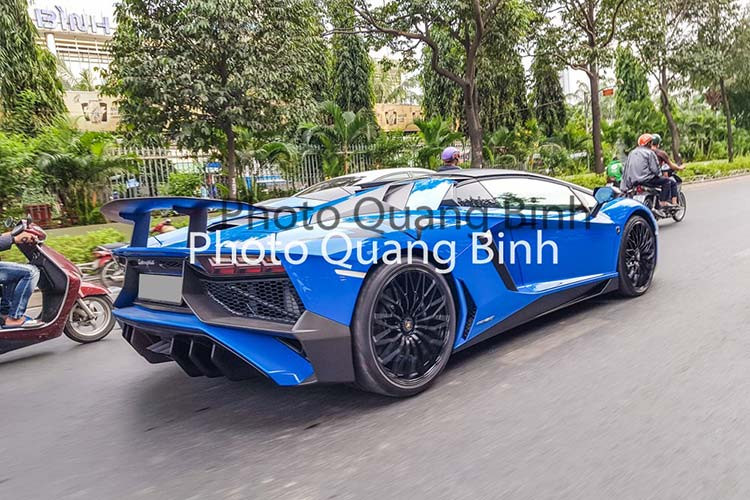 Lamborghini Aventador LP750-4 SV Roadster sử dụng khối động cơ V12, hút khí tự nhiên, dung tích 6.5 lít, sản sinh công suất tối đa 750 mã lực và mô-men xoắn cực đại 690 Nm. Siêu xe mui trần hàng hiếm của này có thể tăng tốc từ vị trí xuất phát lên 100 km/h chỉ trong thời gian 2,9 giây trước khi đạt vận tốc tối đa 350 km/h.