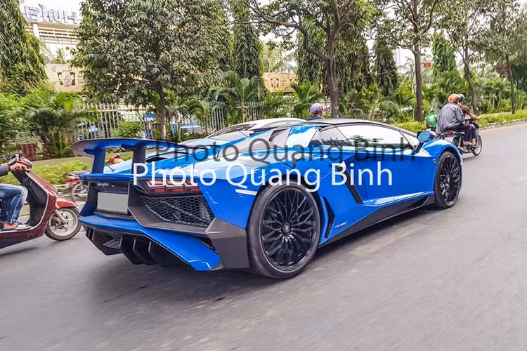 Lamborghini Aventador LP750-4 SV Roadster sử dụng khối động cơ V12, hút khí tự nhiên, dung tích 6.5 lít, sản sinh công suất tối đa 750 mã lực và mô-men xoắn cực đại 690 Nm. Siêu xe mui trần hàng hiếm của này có thể tăng tốc từ vị trí xuất phát lên 100 km/h chỉ trong thời gian 2,9 giây trước khi đạt vận tốc tối đa 350 km/h.