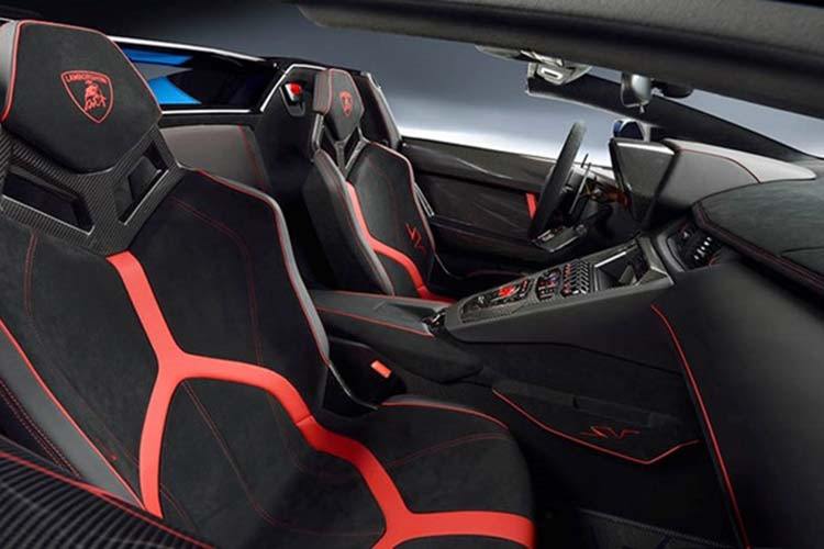 Xe sở hữu nội thất màu đen, bên trong sử dụng chất liệu da Alcantara cao cấp cùng nhiều chi tiết bằng sợi carbon. Bảng điều khiển trung tâm có khá nhiều nút bấm. Một màn hình màu ở giữa hiển thị hình ảnh từ camera lùi và thông tin giải trí. Ngoài ra, Lamborghini còn trang bị cho dòng xe này cửa kính chỉnh điện, cho phép âm thanh động cơ "tràn" vào cabin.