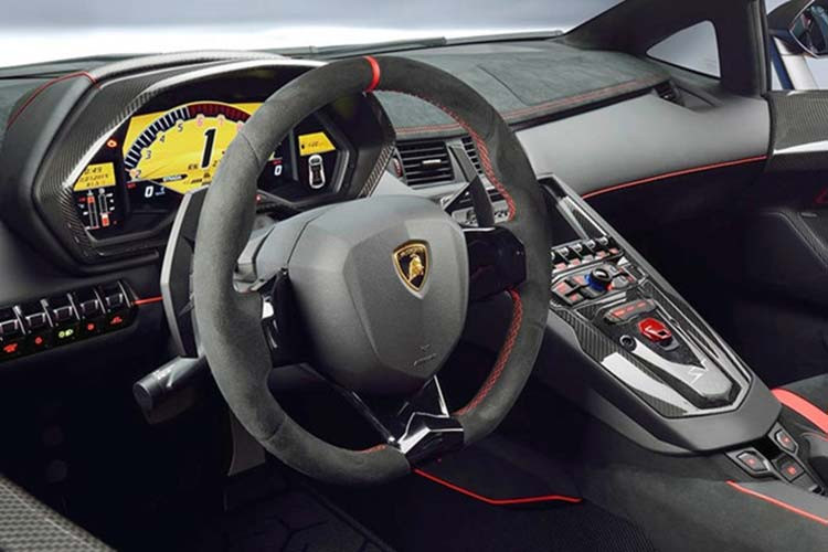 So với bản mui cứng kín thì bản Roadster không có khác biệt về thiết kế tổng thể. Xe có trục cơ sở 2.700 mm; kích thước dài, rộng, cao lần lượt là 4.835 x 2.030 x 1.136 mm. Trọng lượng của chiếc xe là khoảng 1.574 kg, nặng hơn mẫu coupe 50kg. Một tính năng đặc biệt khác củaxe chính là mui cứng hai mảnh được chế tạo từ sợi carbon bền, rắn chắc mà lại nhẹ.