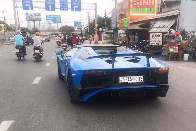 Hiện giới mê xe đang quan tâm liệu chiếc siêu xe Lamborghini Aventador LP750-4 SV mui trần mới xuất hiện mang ngoại thất màu xanh dương nhạt có phải là chiếc Lamborghini Aventador LP750-4 SV mui trần màu vàng nhám mới thay áo bằng đề can hay không.