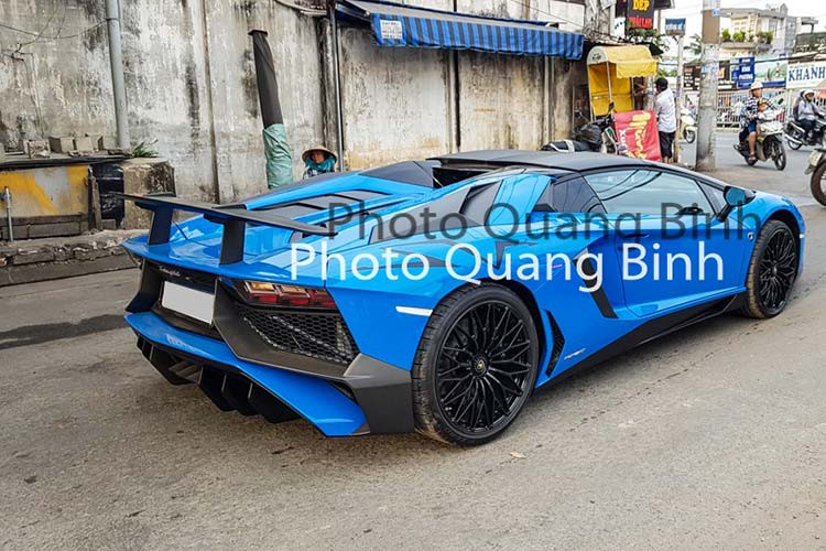 Điều gây bất ngờ chính là việc ngoại thất xe mang màu xanh Blue Lemans. Đây là bộ áo rất khác biệt so với chiếc siêu xe mui trần Lamborghini Aventador LP750-4 SV Roadster được mang về nước cách đây đúng 3 năm trước có màu sơn vàng nhám.