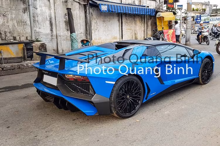 Điều gây bất ngờ chính là việc ngoại thất xe mang màu xanh Blue Lemans. Đây là bộ áo rất khác biệt so với chiếc siêu xe mui trần Lamborghini Aventador LP750-4 SV Roadster được mang về nước cách đây đúng 3 năm trước có màu sơn vàng nhám.