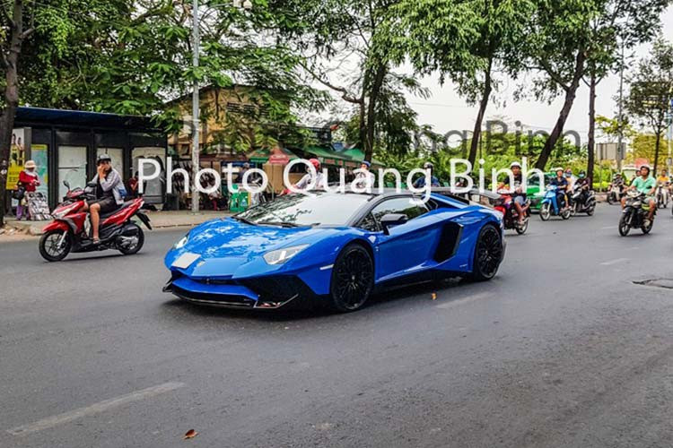 Giá xe Lamborghini Aventador LP750-4 SV Roadster lúc mới về nước được rao bán với mức 39 tỷ đồng khiến không ít giới chơi xe choáng váng. Tại thị trường Mỹ, mức giá "thách cưới" của mẫu siêu xe mui trần hàng hiếm nhà Lamborghini là 531.000 đô la, tương đương 12,3 tỷ đồng. 