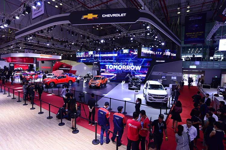 Gian trưng bày của Chevrolet ngoài việc trưng bày xe mới còn gây ấn tượng với khách tham quan qua góc kỷ niệm 100 năm và góc trưng bày phụ kiện. Tại đây các dấu mốc quan trọng trong lịch sử 100 năm phát triển và bán ra thị trường các mẫu xe tải và bán tải của Chevrolet trên toàn thế giới sẽ được tái hiện một cách sống động.