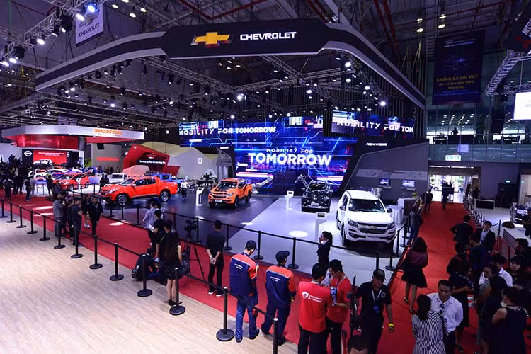 Gian trưng bày của Chevrolet ngoài việc trưng bày xe mới còn gây ấn tượng với khách tham quan qua góc kỷ niệm 100 năm và góc trưng bày phụ kiện. Tại đây các dấu mốc quan trọng trong lịch sử 100 năm phát triển và bán ra thị trường các mẫu xe tải và bán tải của Chevrolet trên toàn thế giới sẽ được tái hiện một cách sống động.